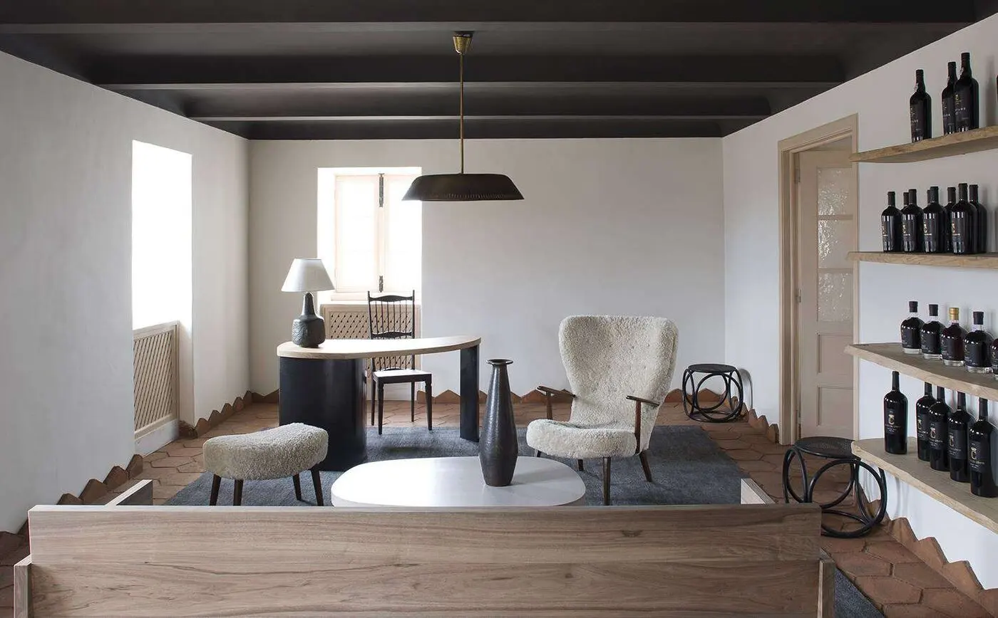 Bureau en acier patiné dans un intérieur