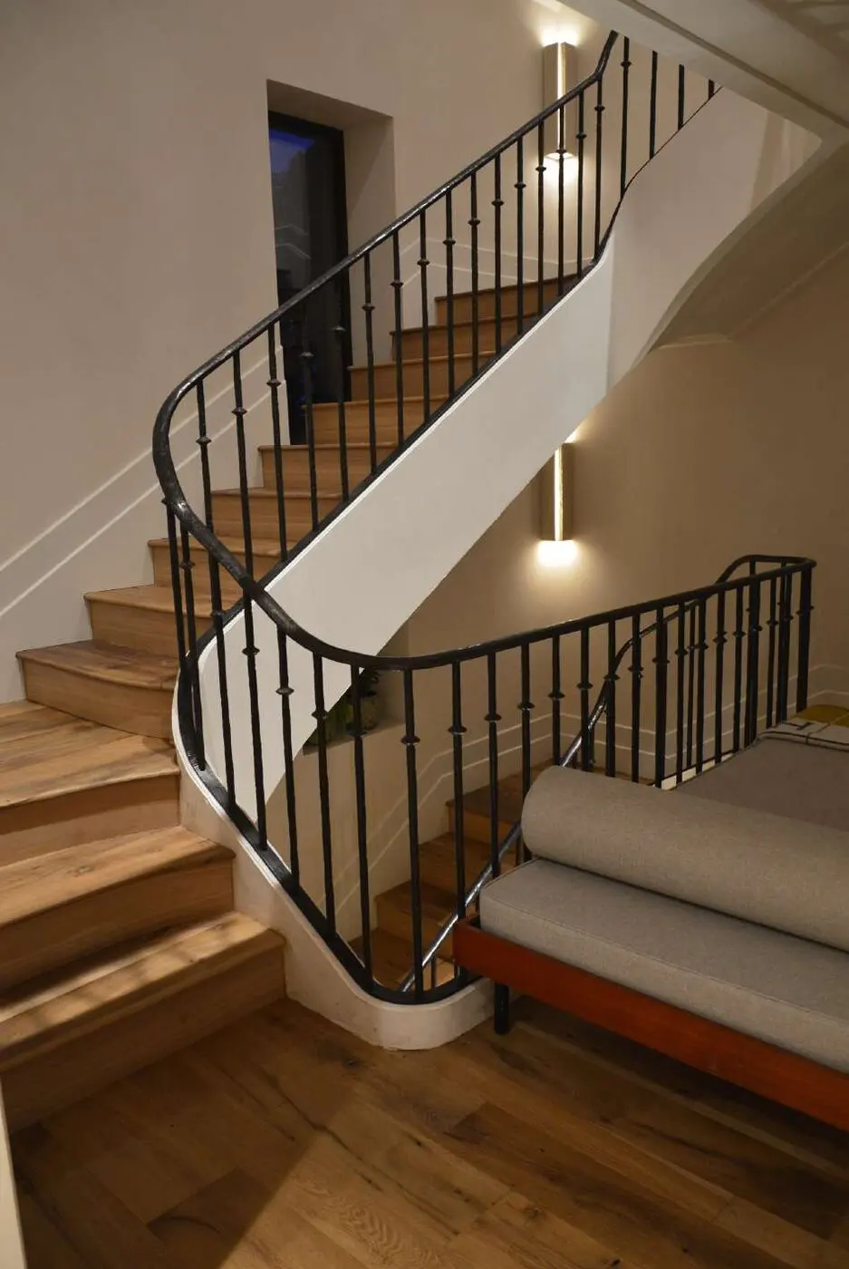 Rampe d'escalier sculpturale en laiton patiné réalisée pour Charles Zana