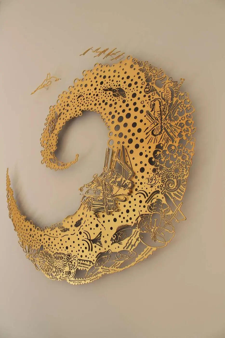 Dentelle d'acier dorée inspirée de la mer