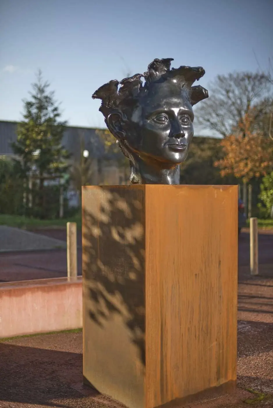 Sculpture en bronze, socle acier corten