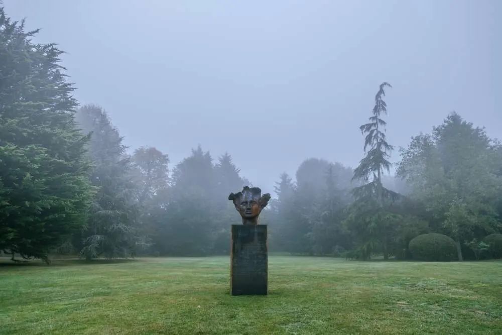 Sculpture monumentale dans un parc
